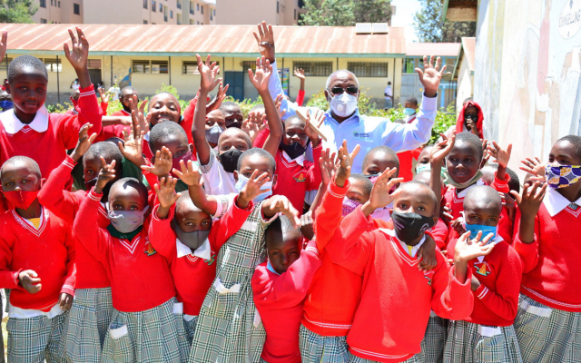 LG전자는 아프리카 케냐에 있는 아이들이 더 나은 환경에서 교육을 받을 수 있도록 비영리단체인 해비타트, 케냐 정부와 협력해 사회공헌 활동을 펼치고 있다. 마차코스 청각장애인학교 학생들이 도서관 기공식을 축하하고 있다./사진제공=LG전자
