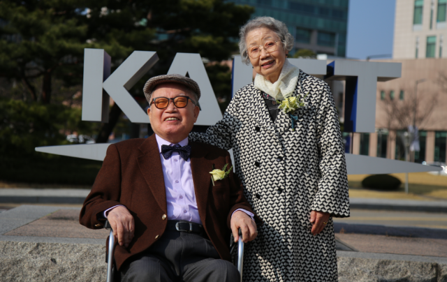 정성완(왼쪽) 삼성브러쉬 회장과 부인 안하옥 여사가 KAIST에서 기념 촬영을 하고 있다. /사진 제공=KAIST