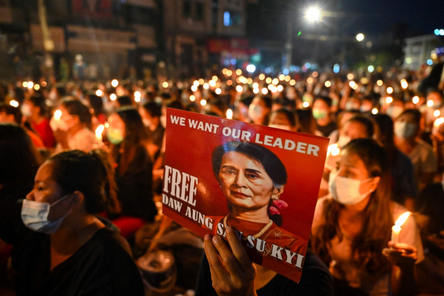 13일(현지 시간) 미얀마 양곤에서 군부의 쿠데타에 반대하는 시위가 벌어지고 있다./AFP연합뉴스