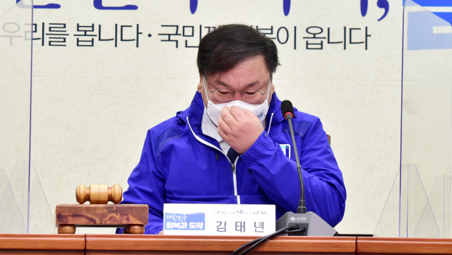 김태년 더불어민주당 직무대행이 15일 국회에서 열린 중앙선대위회의에서 자료를 살피고 있다. /권욱 기자