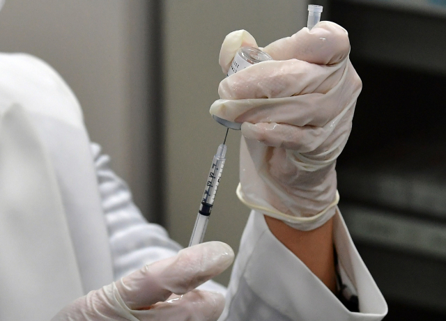 서울 송파구보건소에서 한 직원이 아스트라제네카(AZ) 백신을 주사기에 옮기고 있다. /성형주기자