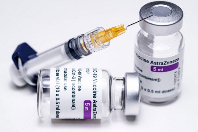 네덜란드가 아스트라제네카(AZ) 신종 코로나바이러스 감염증(코로나19) 백신의 사용을 최소 이달 29일까지 중단키로 했다고 로이터통신, AFP통신 등이 14일(현지시간) 보도했다./AFP연합뉴스