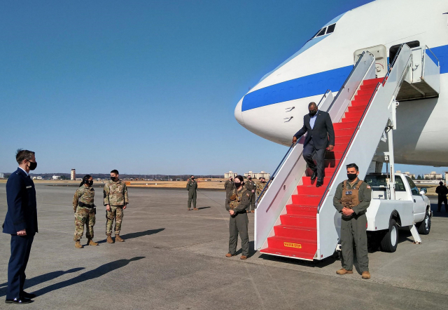 로이드 오스틴 미국 국방장관이 15일 도쿄의 요코타 주일 미 공군기지에 도착해 비행기에서 내리고 있다. 오스틴 장관은 이날부터 방일 일정을 진행한 뒤 17~18일 한국을 방문한다./연합뉴스