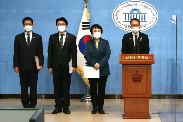 박주민(오른쪽) 더불어민주당 의원이 15일 국회에서 기자회견을 가지고 ‘스토킹 처벌법’ 통과를 촉구하고 있다 /권욱 기자