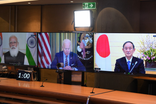 조 바이든(가운데) 미국 대통령과 스가 요시히데(오른쪽) 일본 총리, 나렌드라 모디 인도 총리 등이 쿼드 화상정상회의를 하고 있다. /EPA연합뉴스