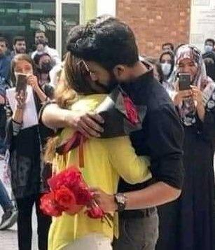 파키스탄 라호르 대학에서 프러포즈한 커플의 모습. /연합뉴스=트위터 캡처