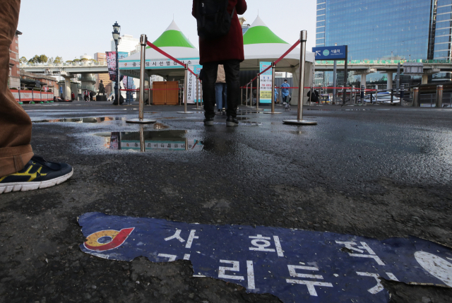 16일 오전 서울역 임시선별진료소에 시민들이 검사를 받기 위해 줄을 서고 있다./연합뉴스