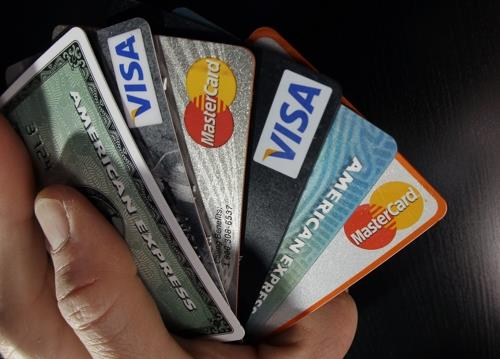 신용카드 사용이 현금 사용보다 소비자들의 구매 욕구를 더 자극한다는 연구 결과가 나왔다고 미 경제매체 CNBC방송이 지난 13일(현지시간) 보도했다. /AP연합뉴스