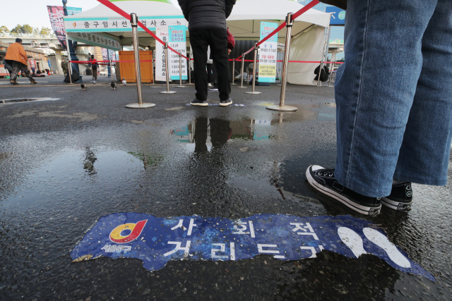 16일 오전 서울역 임시선별진료소에 시민들이 검사를 받기 위해 줄을 서고 있다./연합뉴스