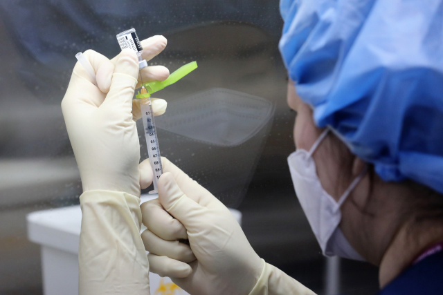 내달 첫 주부터 가장 먼저 접종을 받게 되는 만 75세 이상 고령자 364만명은 화이자 백신을 접종받게 된다. /연합뉴스