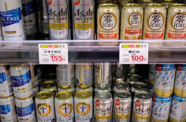 일본 도쿄의 한 슈퍼마켓에 지난 9일 다양한 종류의 무알콜 맥주가 진열돼 있다. /로이터연합뉴스
