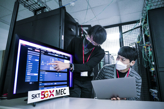 SK텔레콤 소속 연구원들이 16일 경기 분당사옥 테스트베드에서 5G MEC 기술을 연구하고 있다. /SK텔레콤