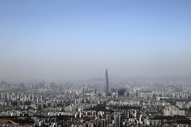 중국발 황사가 예보된 16일 오후 12시경 서울 시내 하늘에서 먼지층이 발견되고 있다./연합뉴스