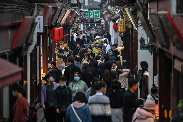 15일(현지 시간) 중국 상하이의 한 거리에 사람들이 가득하다./AFP연합뉴스