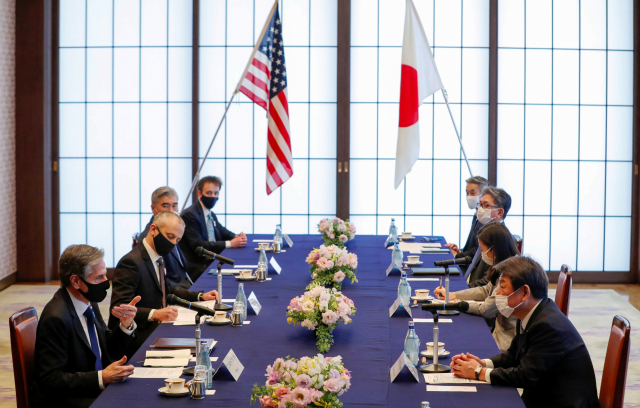 일본을 방문 중인 토니 블링컨(왼쪽) 미국 국무장관이 16일 도쿄의 리쿠라 게스트하우스에서 모테기 도시미쓰(오른쪽) 외무상과 회담하고 있다./로이터연합뉴스