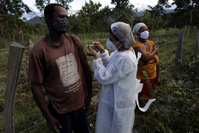 15일(현지시간) 브라질 고이아스주에서 한 부부가 중국의 시노백 코로나19 백신을 접종받고 있다. /AP연합뉴스