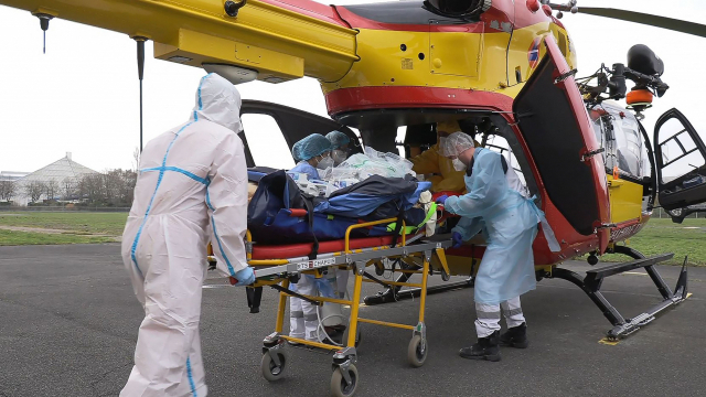 지난 15일(현지시간) 프랑스 파리에서 의료진이 신종 코로나바이러스 감염증(코로나19) 환자를 서부 낭트로 향하는 헬기에 태우고 있다./AFP연합뉴스
