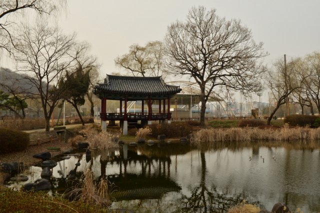 천안삼거리공원 연못가에 서 있는 충청남도 문화재자료 제12호 영남루(永南樓).