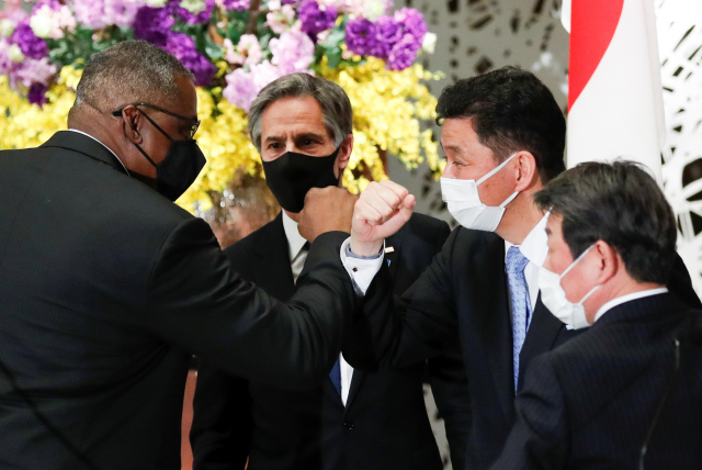 일본 도쿄 리쿠라 게스트하우스에서 16일 '2+2 안전보장협의위원회\'와 공동 기자회견을 마친 로이드 오스틴(왼쪽) 미국 국방장관이 기시 노부오(오른쪽에서 두 번째) 일본 방위상과 '팔꿈치 인사\'를 하고 있다./로이터연합뉴스