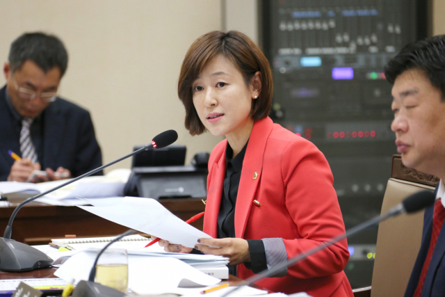 Rep. Hwang Bo Seung-hee called for temporary suspension of vaccination, “Can’t avoid AZ vaccine side effects.”