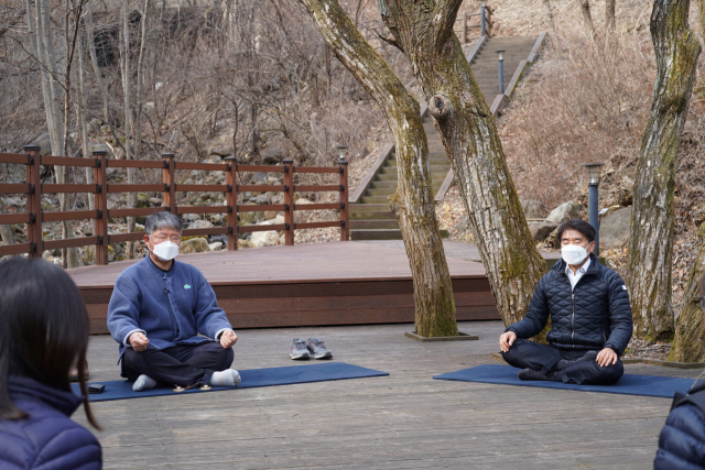 김종연(사진 오른쪽 첫 번째) 국립산림치유원장이 17일 경북 영주시 봉현면 산림치유원 음이온치유정원에서 사내 명상동호회 ‘마음챙김’ 회원들과 명상을 하고 있다. 사진제공=국립산림치유원