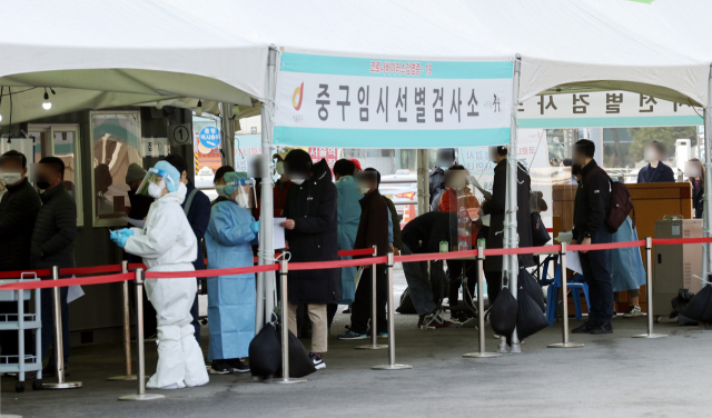 17일 서울역 광장에 마련된 중구 임시선별검사소에서 시민들이 신종 코로나바이러스 감염증(코로나19) 검사를 받기 위해 차례를 기다리고 있다. /연합뉴스