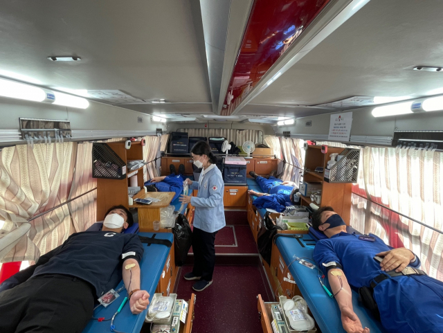 17일 넥센타이어 창녕 공장 임직원들이 단체 헌혈에 참여하고 있다./사진제공=넥센타이어
