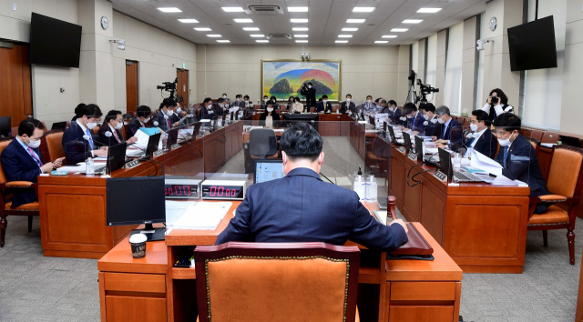 17일 국회 정무위원회에서 윤관석 정무위원장 주재로 전체회의가 열리고 있다. /권욱 기자