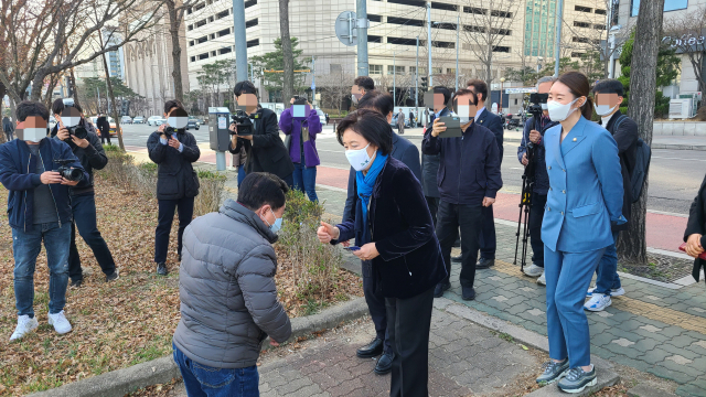 박영선 더불어민주당 서울시장 후보가 양천구 목동유수부지에서 시민과 만나 인사를 나누고 있다./ 주재현 기자