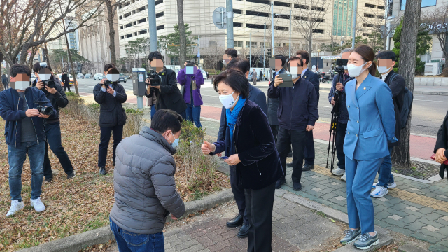 [보선르포-서울시]與단일후보 박영선, 보병전 스타트…하루에 '금천·구로·양천' 누볐다