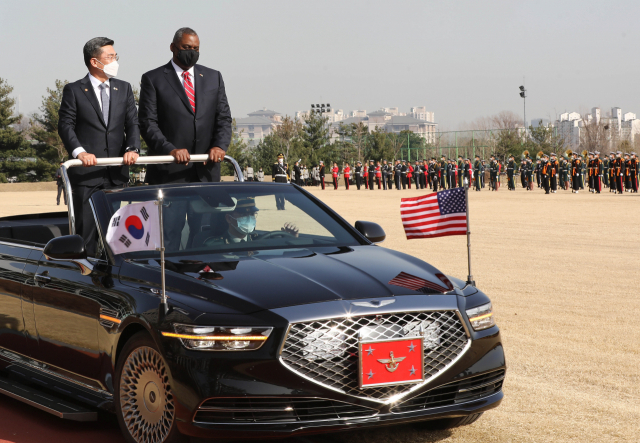 서욱 국방부 장관(왼쪽)과 로이드 오스틴 미국 국방장관이 17일 오후 서울 용산구 국방부에서 국방부 의장대를 사열하고 있다. /연합뉴스