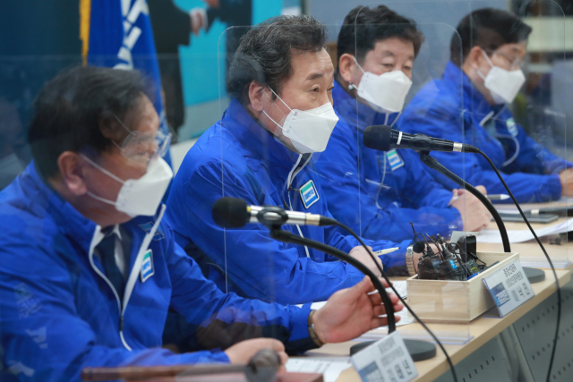 17일 부산 연제구 더불어민주당 부산시당에서 열린 민주당 중앙선거대책위원회에서 이낙연 중앙선대위 상임선대위원장이 발언하고 있다. /연합뉴스