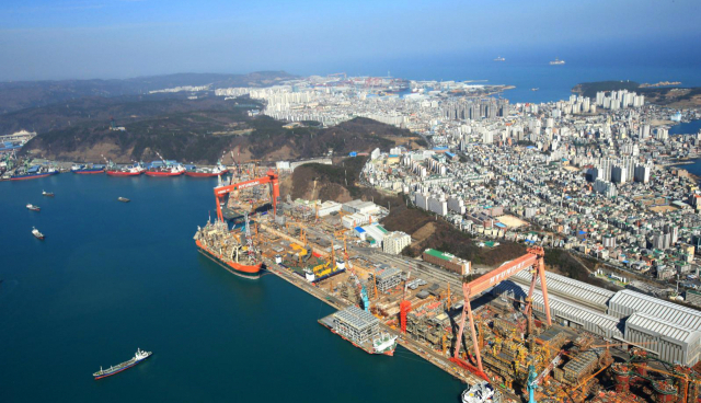 울산 동구 전하동에 위치한 현대중공업 본사 및 동구 시가지. /사진제공=울산시