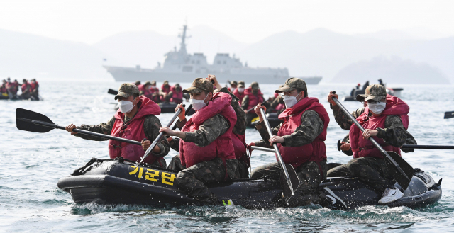 16일 해군병 673기들이 진해군항에서 해상 IBS훈련을 실시하고 있다. /사진제공=해군 교육사