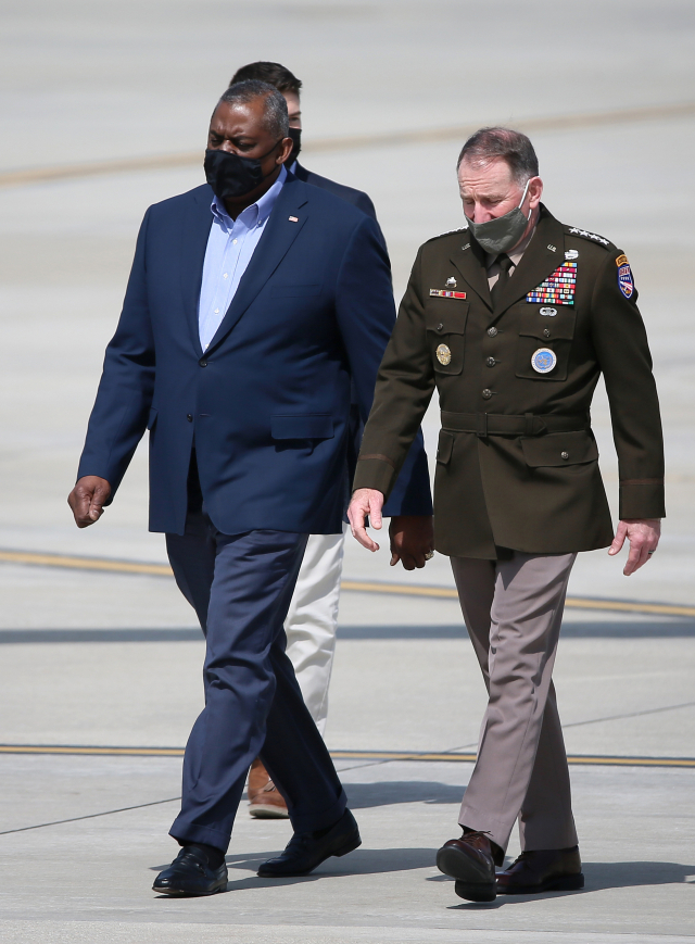 로이드 오스틴(왼쪽) 미 국방부 장관이 17일 오전 경기도 평택시 오산공군기지를 통해 도착, 로버트 에이브럼스 한미연합사령관 겸 주한미군사령관과 이동하고 있다. /평택=사진공동취재단