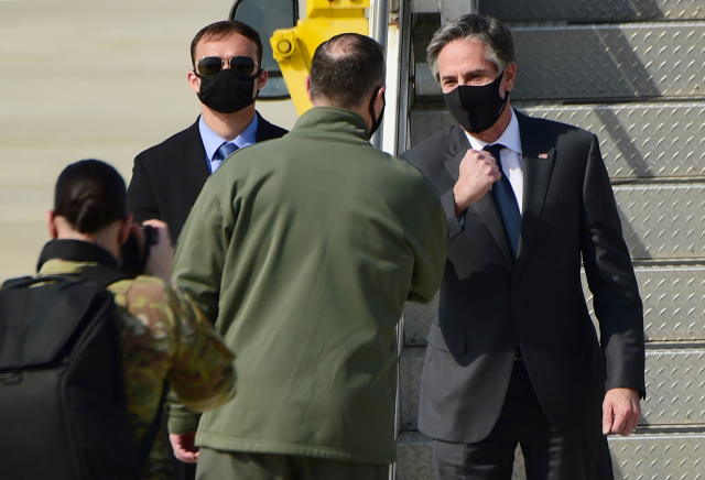 토니 블링컨 미국 국무장관(오른쪽)이 17일 오후 경기도 평택시 오산 공군기지에 도착해 스콧 플레어스 제7공군사령관 겸 주한미군부사령관과 인사하고 있다./연합뉴스
