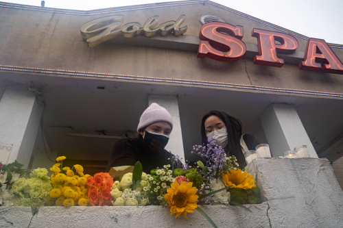 한인 여성 4명을 포함해 8명이 총격을 받아 숨진 스파 앞에 시민들이 꽃을 가져다 놓고 있다. /AFP연합뉴스