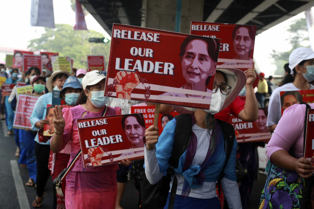 미얀마 최대 도시 양곤에서 지난달 26일(현지시간) 대학 교원들이 군부 쿠데타로 축출된 아웅산 수치 국가고문의 사진을 들고 시가 행진을 벌이고 있다./AP연합뉴스