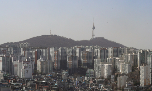 지난 16일 서울 응봉산에서 바라본 시내 아파트 단지 모습이다./연합뉴스