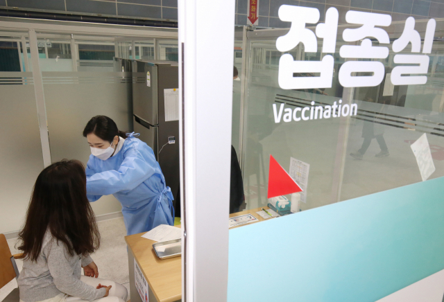 지난 17일 오전 충남 천안시 서북구 실내테니스장에 마련된 예방접종센터에서 실시된 지역 예방접종센터 모의훈련에서 접종대상자가 백신을 접종받고 있다./사진공동취재단