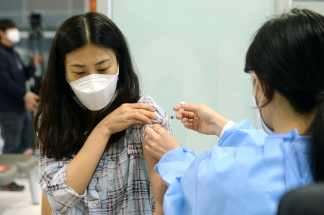 지난 17일 오전 충남 천안시 서북구 실내테니스장에 마련된 예방접종센터에서 실시된 지역 예방접종센터 모의훈련에서 접종대상자가 백신을 접종받는 훈련을 하고 있다./사진공동취재단