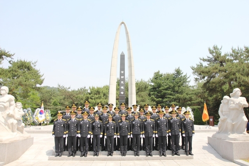 소방간부 후보생들이 소방충혼탑 앞에 함께 서 있는 모습. /사진 제공=소방청
