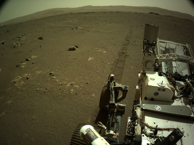 미 항공우주국(NASA)이 지난 7일 공개한 화성 탐사선 ‘퍼서비어런스’가 화성의 표면을 이동하며 보내온 사진. /AP연합뉴스