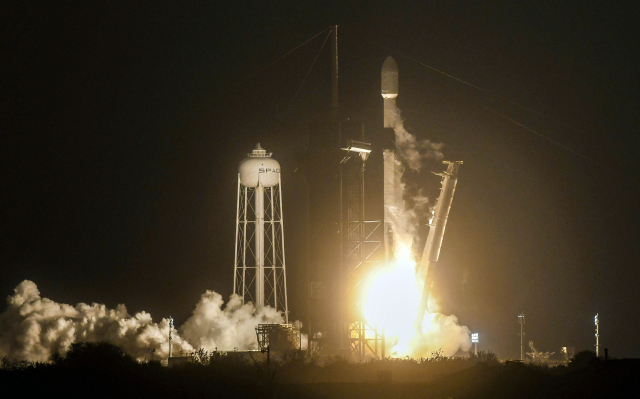 미국의 민간 우주개발 업체 ‘스페이스X’의 로켓 팔콘 9호가 지난 4일 미국의 케네디 우주센터에서 발사되고 있다. /AP연합뉴스