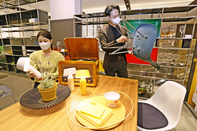 18일 서울 압구정 갤러리아 명품관에 위치한 스페이스로직 매장에서 고객이 의자와 소형 조명을 살펴보고 있다. /사진제공=갤러리아백화점