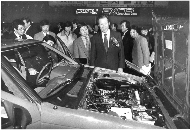 고 (故) 정주영 명예회장이 1985년 국내 최초의 고유 모델인 포니 엑셀 신차 발표회에서 엔진룸을 살펴보고 있다. /서울경제DB