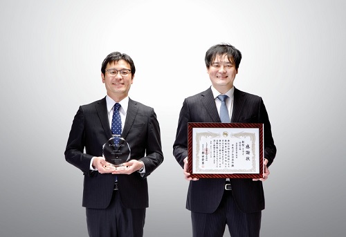 고어 연료전지 기술 프로덕트 스페셜리스트 신이치 니시무라(왼쪽)와 토요히로 마츠라(오른쪽)가 토요타 프로젝트 어워드를 수상하고 있다. (제공=고어코리아)