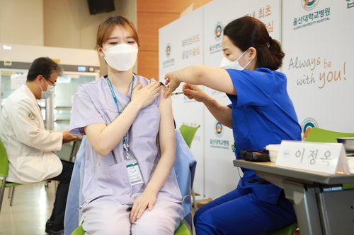 국내에서 신종 코로나바이러스 감염증(코로나19) 백신 접종이 시작된 후 20일간 우선 접종 대상자의 약 80%가 1차 접종을 완료한 것으로 확인됐다. /연합뉴스