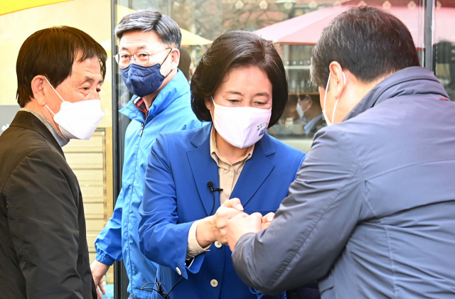 박영선 서울시장 후보가 18일 서울 종로구 대학로 마로니에 공원을 찾아 시민들을 만나고 있다./국회사진기자단