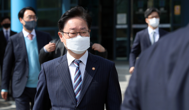 박범계 수사지휘 이후 들썩거리는 검찰 '朴장관 정치인인지 공무원인지 모르겠다'